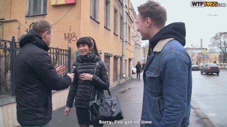 Русские пикаперы предложили на улице казахской подруге секс за деньги