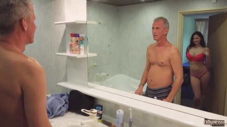 Соблазняет опытного мужика на бурный секс в ванной
