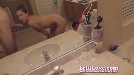 Блондинка снимает прон в ванной возле зеркала